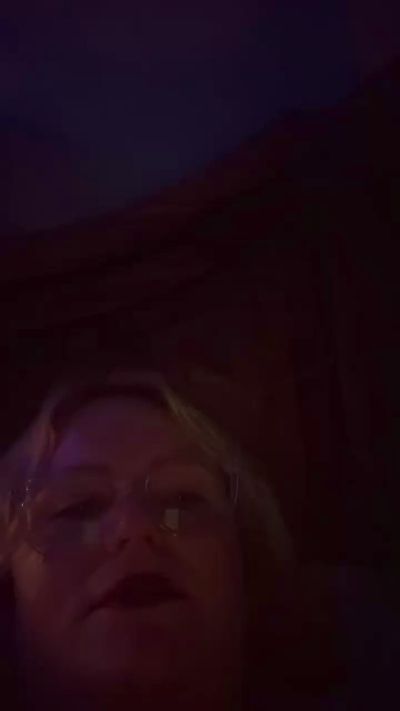 KittyMilf40 live from United States