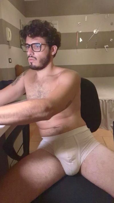 LeoLove98 live from Italy
