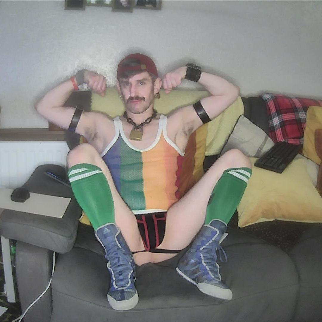 PartyBoi40 live from United Kingdom