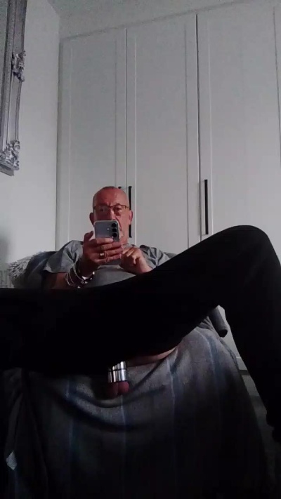 Popperpig52 live from United Kingdom