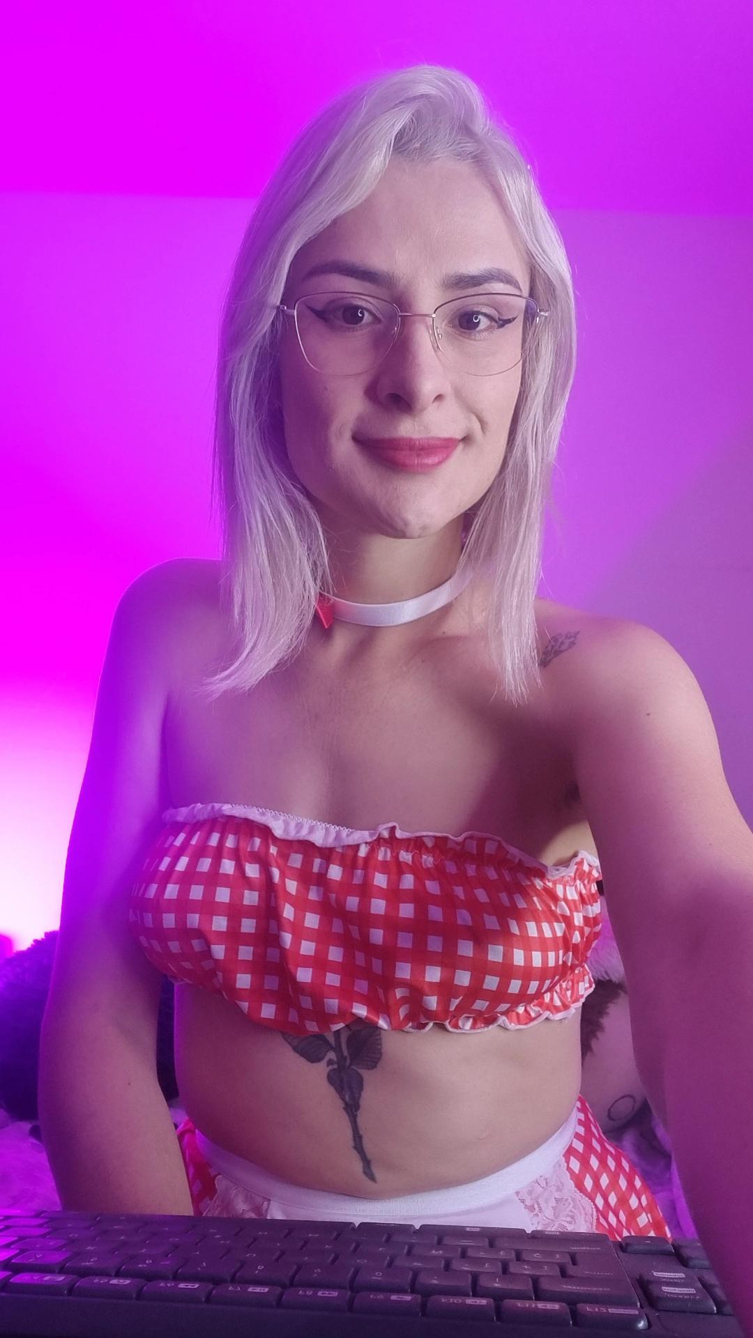 Youlittlestar28 live from Germany